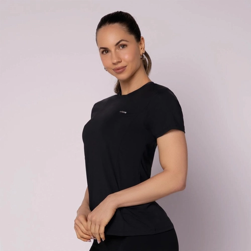 CAMISETA COM RECORTE LATERAL E BOLSO - FITNESS