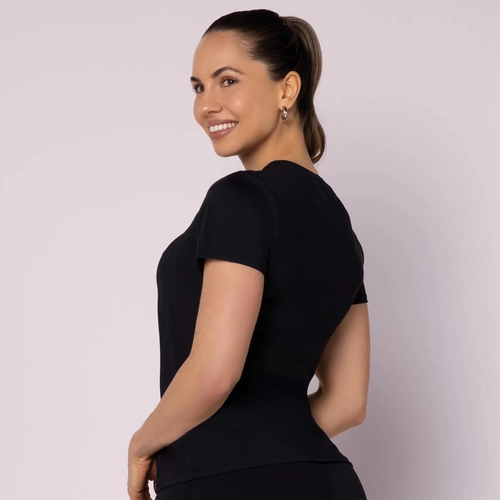 CAMISETA COM RECORTE LATERAL E BOLSO - FITNESS
