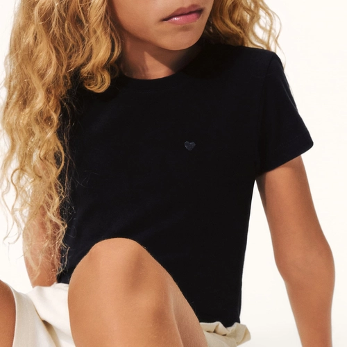 BLUSA BASICA INFANTIL MENINA MANGA CURTA SLIM COM BORDADO CORACAO 5CMP